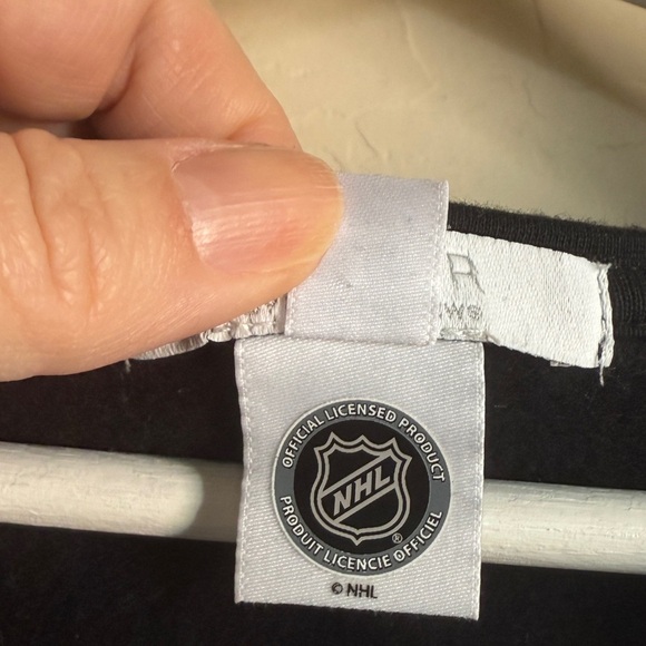 Wear by Erin Andrews NHL Vegas Golden Knights Lace Up Women’s Cropped Sweatshirt - Picture 8 of 13